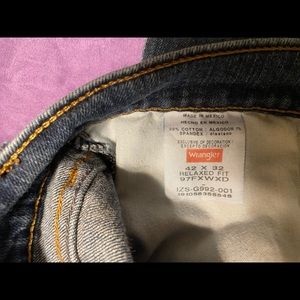 I’m selling these jeans!They are in good condition and the size is 42x32